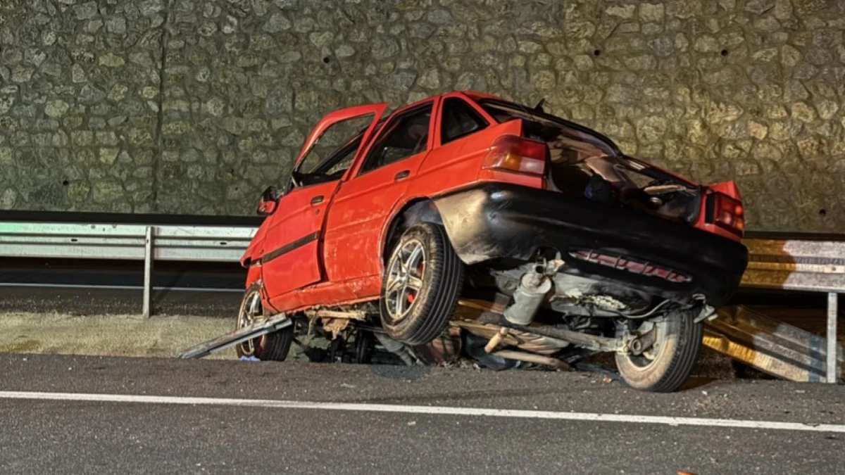 Kocaeli'de otomobil bariyere çarptı: 2 ölü